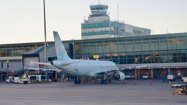 travailleurs immigrants à l'aéroport