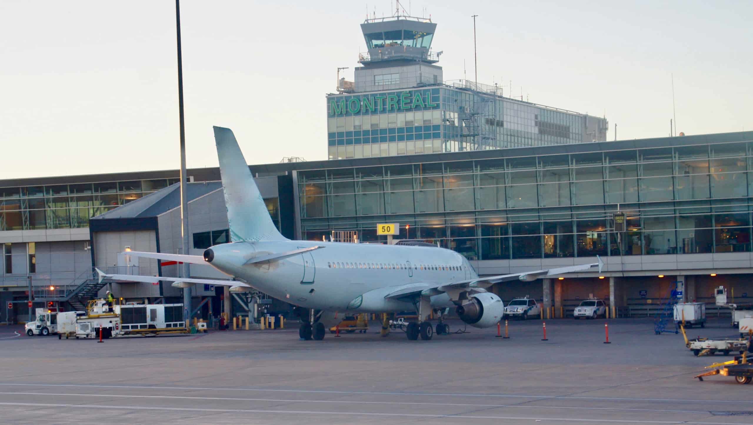 travailleurs immigrants à l'aéroport